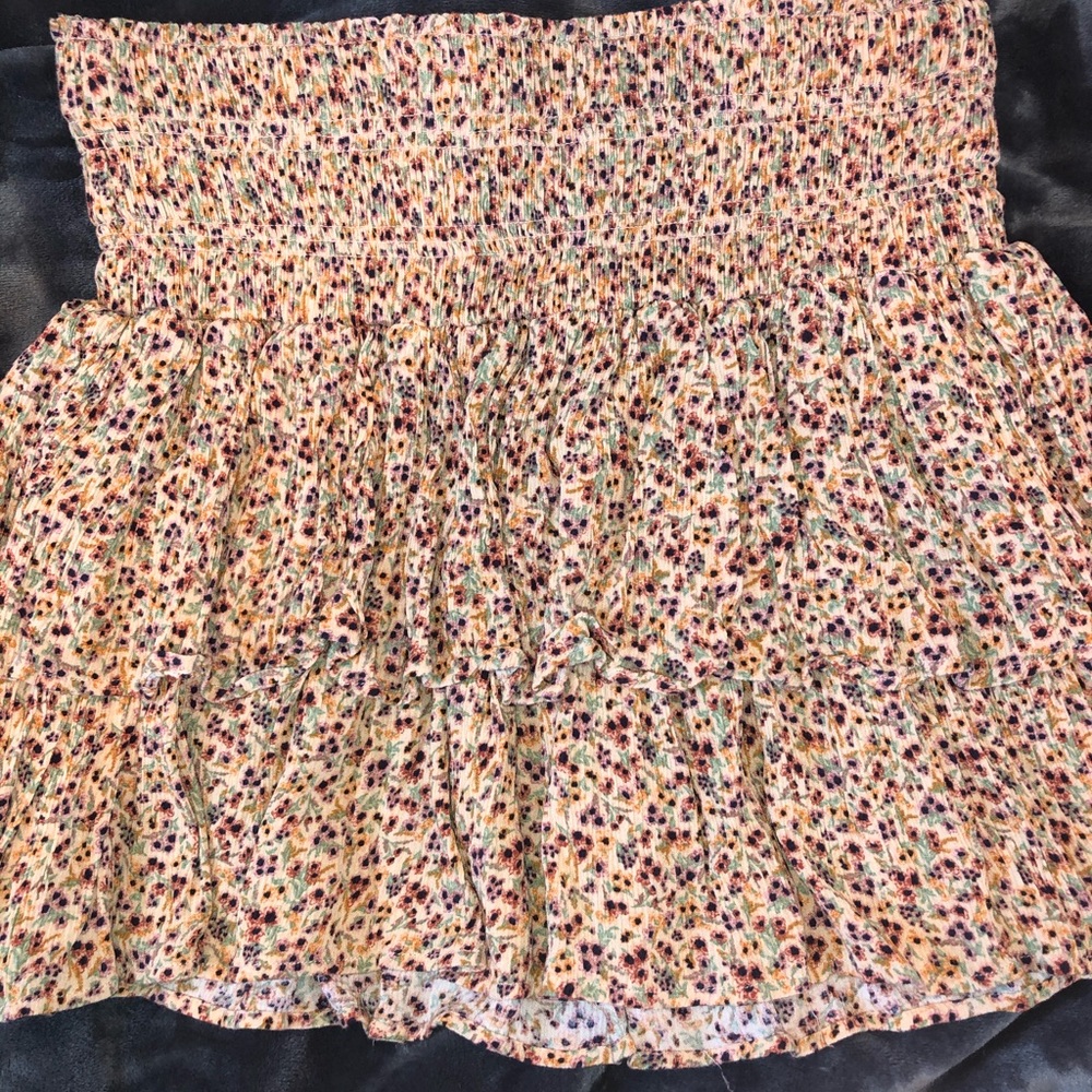 Super cute American eagle floral skirt!
